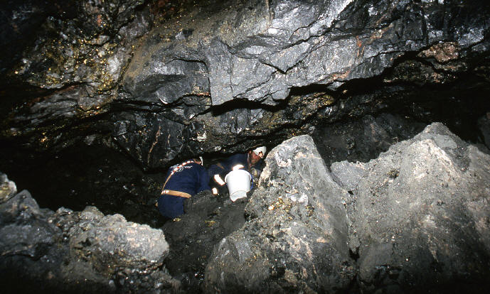 Collecting one of the pockets in the Malmberget mine. B. Morgenstern photo.
