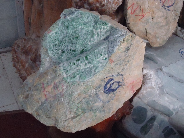 翡翠原石赌石－黑藓夹大块绿