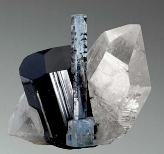 海蓝宝石与黑色电气石及水晶共生矿标
