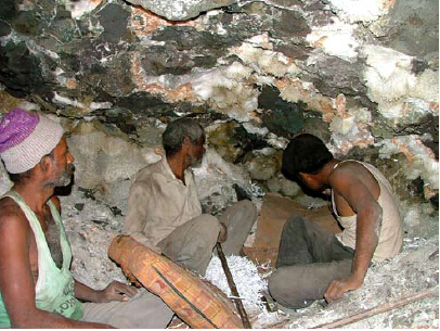 钙沸石晶组从晶洞中挖掘