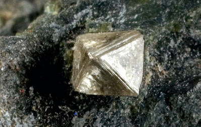 产于山东常马矿田的形态完美的八面体金刚石