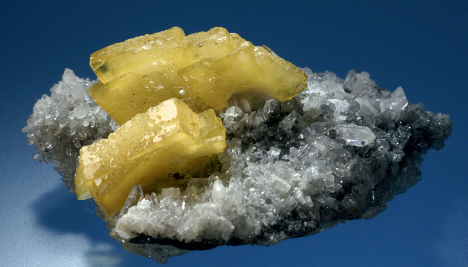 水晶与黄色板状重晶石共生组合矿物标本—贵州省茶田、铜仁和万山