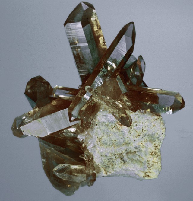 墨晶、茶晶、烟晶　“旋拧水晶”与“串连水晶”—四川西南部凉山木里