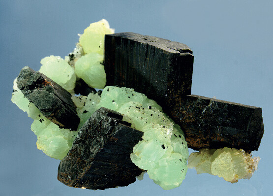 玄武岩矿床中采集到的硅铁灰石和葡萄石共生—云南昭通巧家县