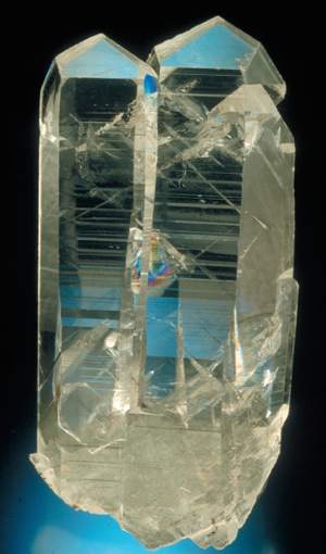 典型长棱柱体晶形的方解石，酷似晶莹剔透的高山白水晶，广西河池市南丹