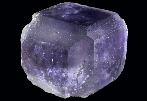 色泽艳丽的蓝紫色萤石，晶体呈立方体和菱形十二面体聚形—产地湖南省的柿竹园东坡