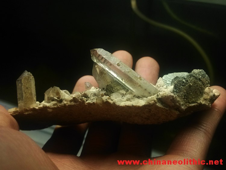 典型的云母、茶色水晶和锰铝石榴石芬达石共生标本原矿原石,云母,水晶,石榴石