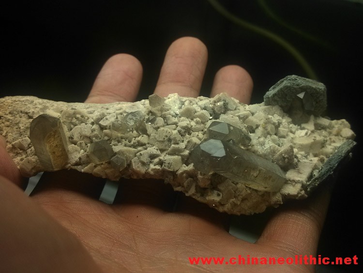 典型的云母、茶色水晶和锰铝石榴石芬达石共生标本原矿原石,云母,水晶,石榴石