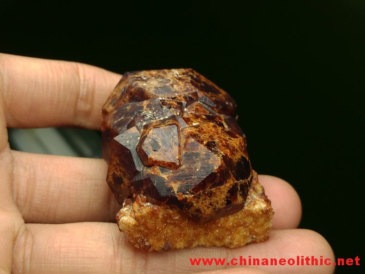 酒红色大晶体锰铝石榴石共生矿物标本原矿原石,石榴石
