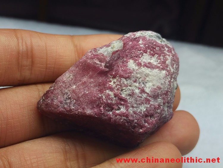 樱红色刚玉红宝石矿物晶体标本原石原矿原料毛料,刚玉