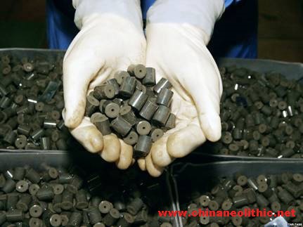 随身携带1斤铀矿石能活多久？浅谈铀矿对人的伤害。钙铀云母,钙铀云母