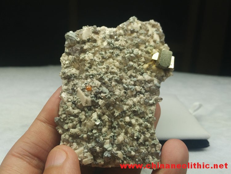 黄铁矿、锰铝石榴石和水晶长石云母共生矿物晶体标本原石原矿,石榴石,黄铁矿,水晶,云母
