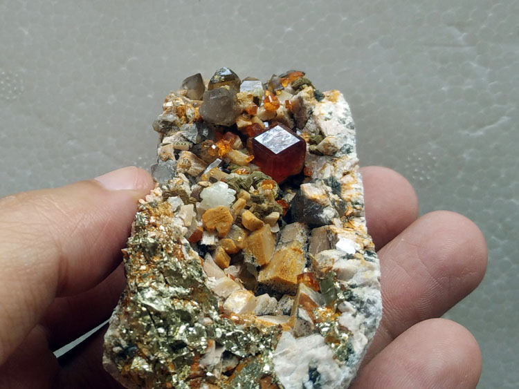 大晶体宝石级锰铝石榴石芬达石矿物晶体标本原石原矿原料观赏石,石榴石