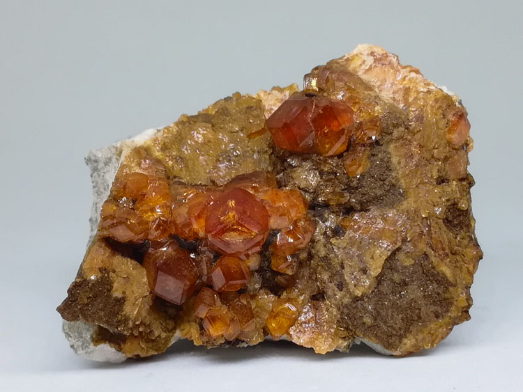 宝石级锰铝石榴石芬达石矿物晶体标本原石原矿原料观赏石,石榴石