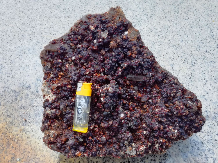 超大块酒红色石榴石宝石晶簇和水晶共生原石原料原矿摆件观赏石,石榴石,水晶