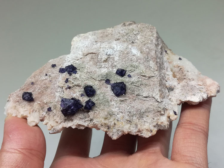 蓝色八面体萤石和水晶石榴石共生矿物晶体标本宝石原石原矿原料,萤石,水晶,石榴石