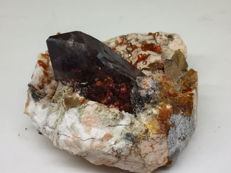 茶晶黑水晶共生锰铝石榴石芬达石矿物晶体标本宝石原石原矿茶晶,石榴石,水晶