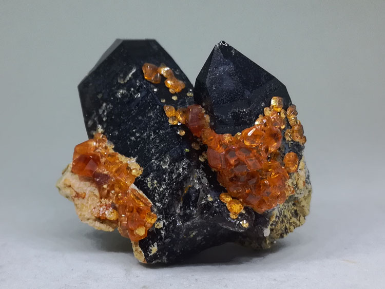 墨晶黑水晶共生锰铝石榴石芬达石矿物晶体标本宝石原石原矿茶晶,石榴石,水晶