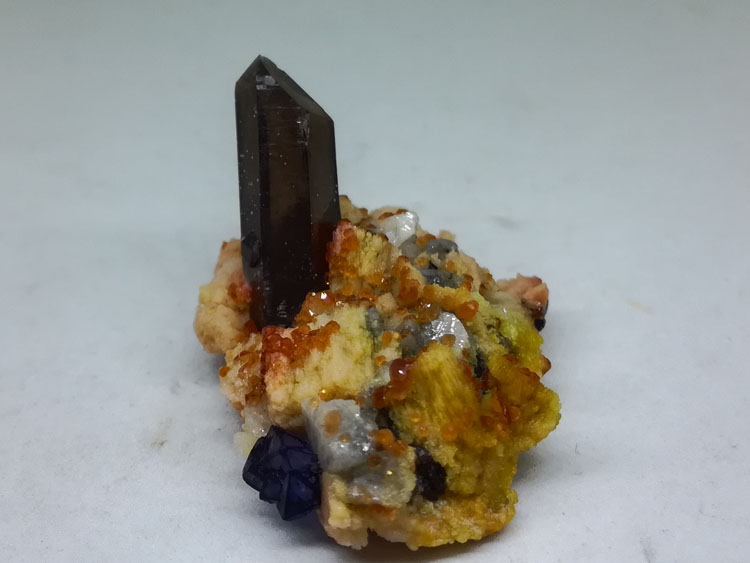 石榴石、水晶和蓝色八面体萤石共生矿物晶体标本宝石原石原矿原料,萤石,水晶,石榴石