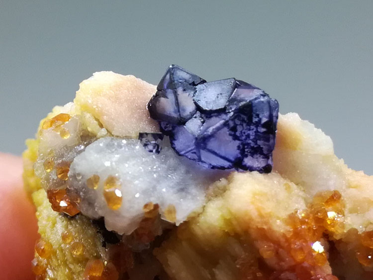 石榴石、水晶和蓝色八面体萤石共生矿物晶体标本宝石原石原矿原料,萤石,水晶,石榴石