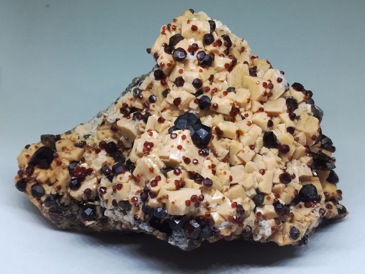 酒红色锰铝石榴石和长石共生矿物晶体标本宝石原石原矿观赏奇石,石榴石,长石