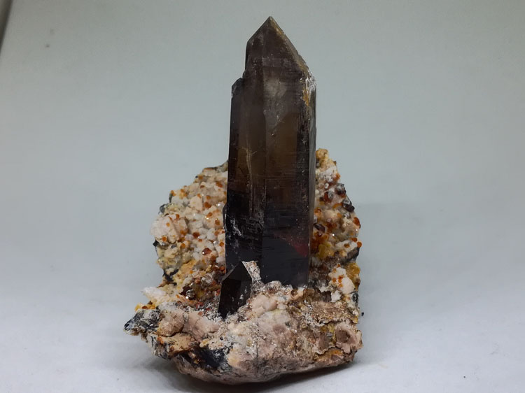 突出的水晶烟晶和石榴石共生矿物晶体标本宝石原石原矿原料,水晶,石榴石