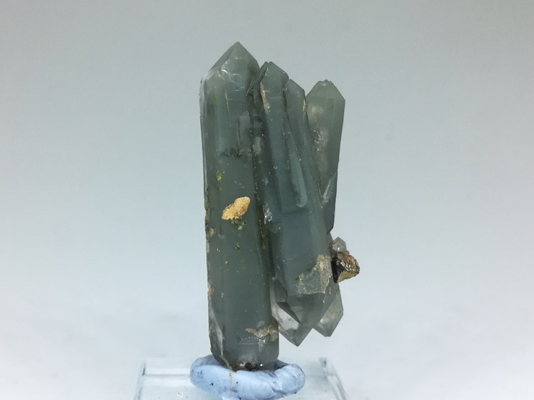 云南昭通的绿水晶聚合晶簇和绿帘石共生矿物晶体标本宝石原石原矿,水晶