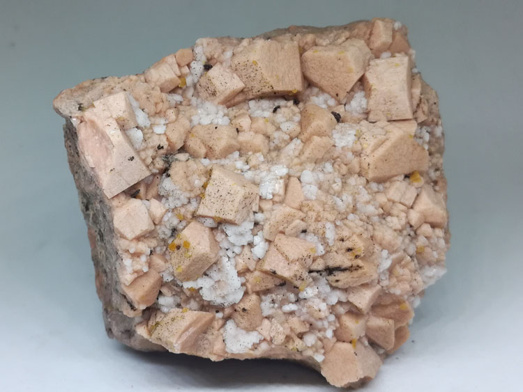 标准的粉色微斜长石、钠长石和菱沸石共生矿物晶体标本原石原矿,长石,菱沸石