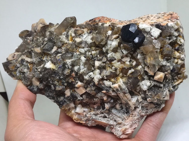 大晶体石榴石和八面体萤石、水晶、长石共生矿物标本晶体宝石原石,石榴石,萤石,水晶,长石