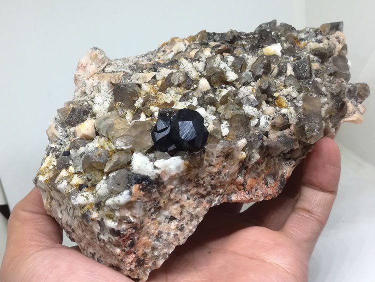 大晶体石榴石和八面体萤石、水晶、长石共生矿物标本晶体宝石原石,石榴石,萤石,水晶,长石