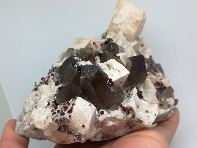 标准钾长石、钠长石和石榴石共生矿物标本原石原矿,石榴石,长石,水晶