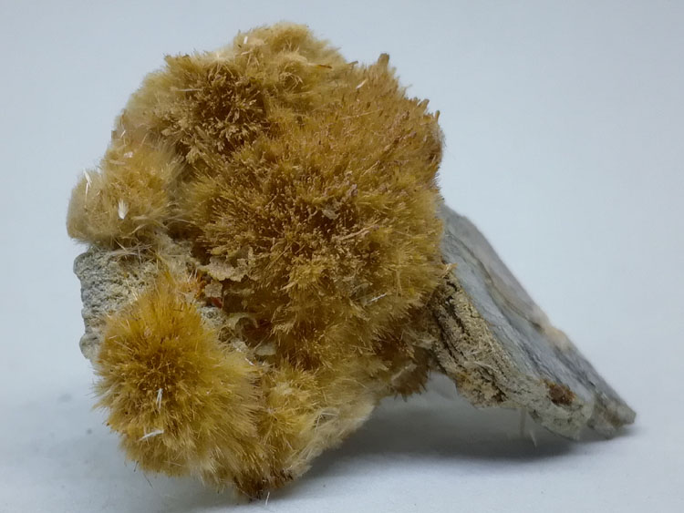 福建新出的毛毛球未知名矿物，只有几个，花岗伟晶岩晶洞发现的。,辉沸石