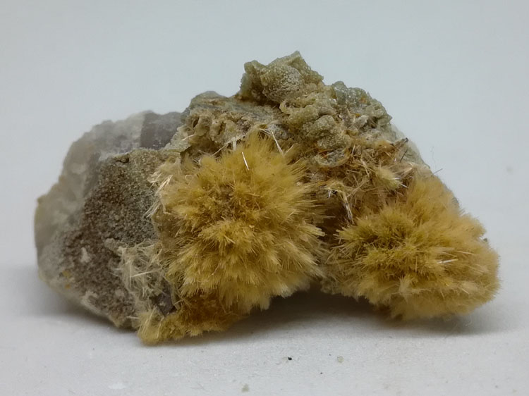 福建新出的毛毛球未知名矿物，只有几个，花岗伟晶岩晶洞发现的。,辉沸石