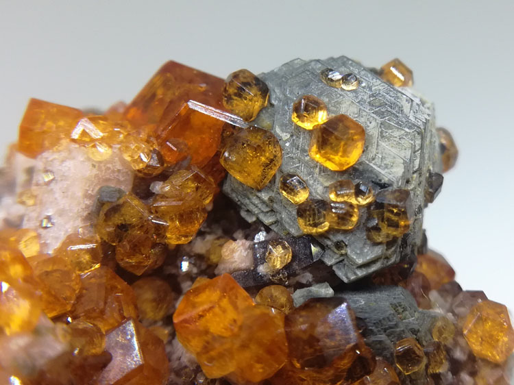 芬达石榴石锰铝榴石和云母共生矿物标本晶体宝石原石原矿,石榴石,云母