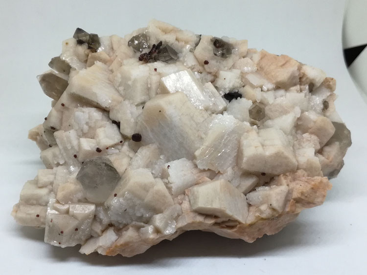 标准钾长石、钠长石和石榴石共生矿物标本原石原矿,石榴石,长石,水晶