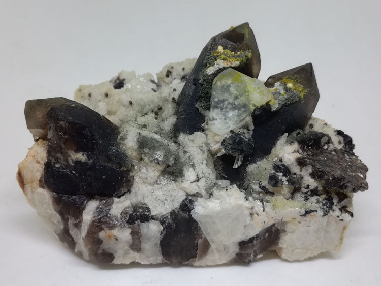 托帕石(黄玉)和黑茶水晶烟晶和未知矿物共生矿物标本宝石原石原矿,黄玉,水晶,欧泊