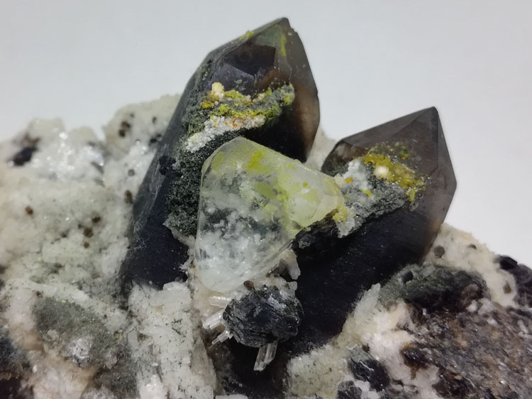 托帕石(黄玉)和黑茶水晶烟晶和未知矿物共生矿物标本宝石原石原矿,黄玉,水晶,欧泊
