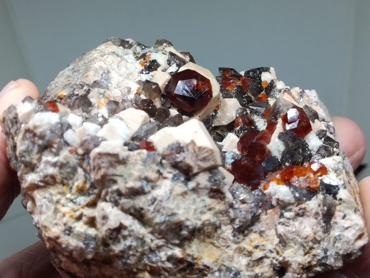 The large crystal gem manganese aluminum garnet crystal stone mineral specimens Fanta stone ornament,Garnet,Feldspar