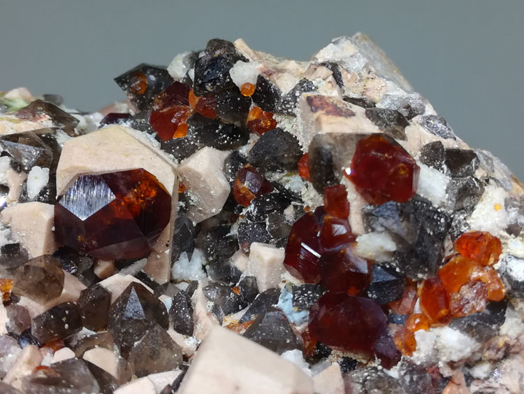 The large crystal gem manganese aluminum garnet crystal stone mineral specimens Fanta stone ornament,Garnet,Feldspar
