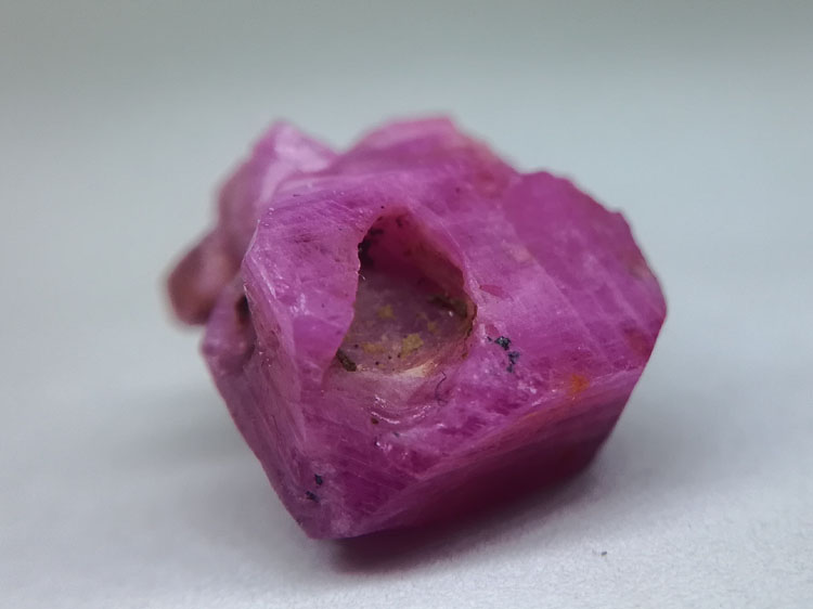 桃红色刚玉红宝石矿物晶体标本原石原矿原料毛料,刚玉