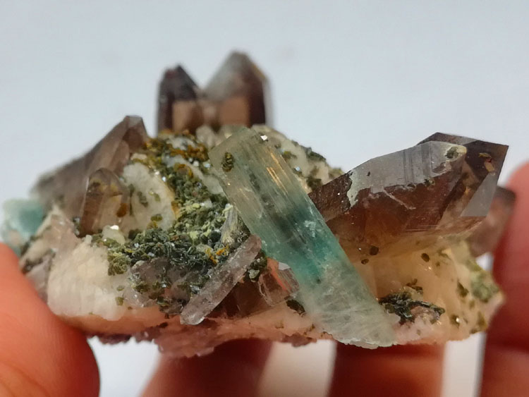 福建海蓝宝石和石榴石茶色水晶烟晶共生矿物标本晶体宝石原石原矿,海蓝宝石,石榴石,水晶