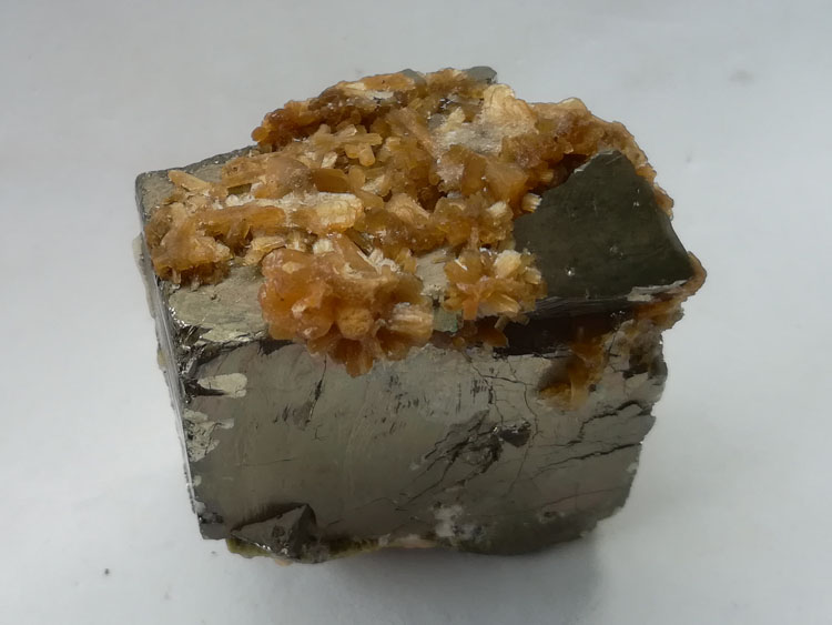 福建的辉沸石和黄铁矿共生矿物标本晶体宝石原石原矿,辉沸石,黄铁矿