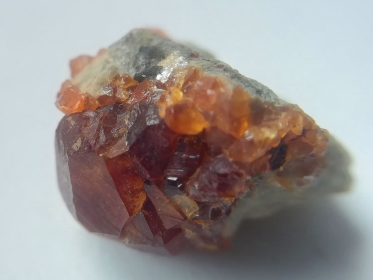 大晶体橙红色锰铝石榴石芬达石和长石共生矿物标本晶体宝石原石原,石榴石