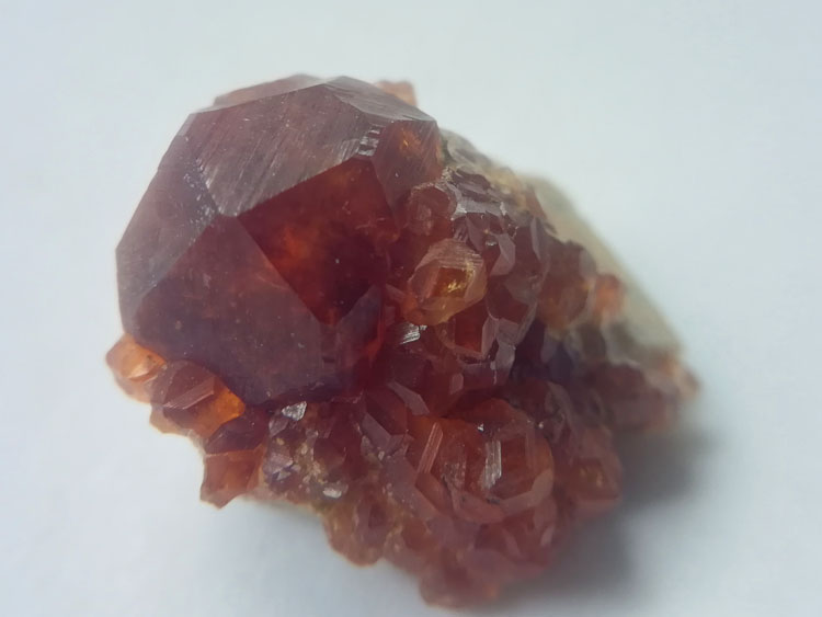 大晶体橙红色锰铝石榴石芬达石和长石共生矿物标本晶体宝石原石原,石榴石