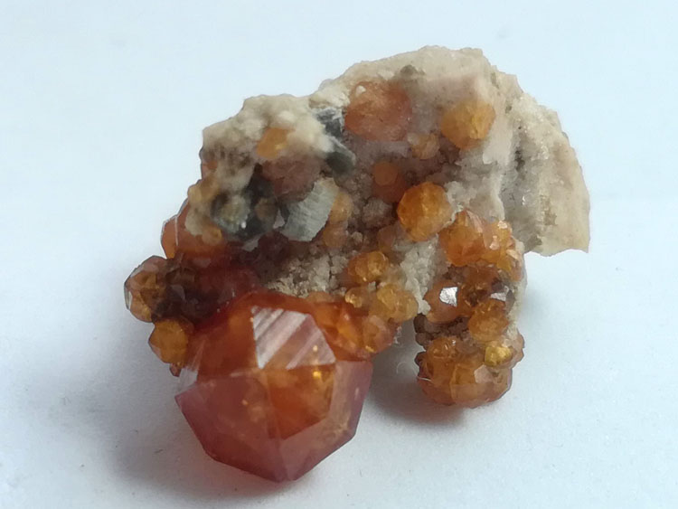 非常突出的橙红色锰铝石榴石芬达石晶体矿物标本宝石原石原矿,石榴石