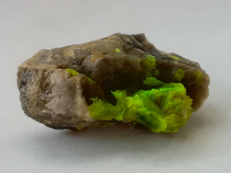 国内罕见的钙铀云母原石矿物标本矿石,钙铀云母
