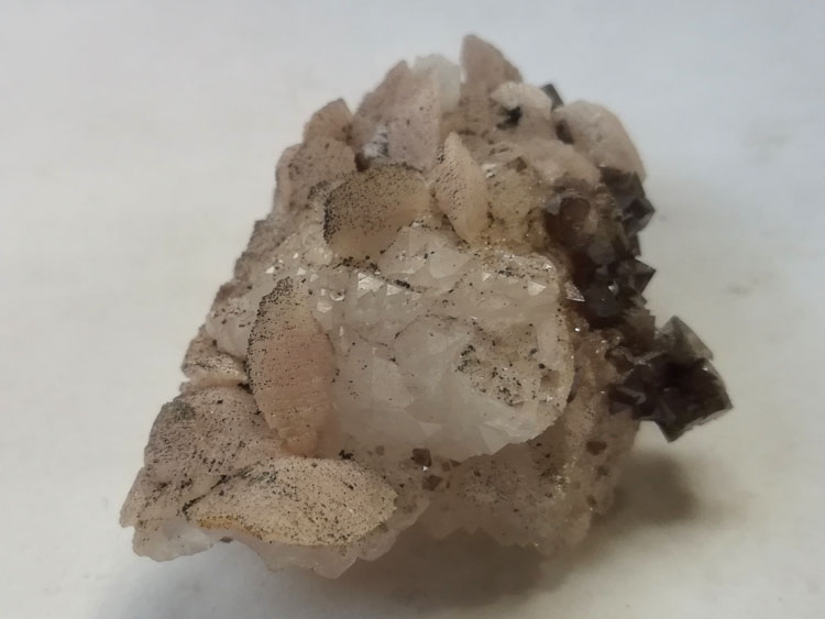 无根浮生八面体白钨矿和粉红色白云石、水晶共生矿物晶体标本原石原矿,白钨,水晶,白云石