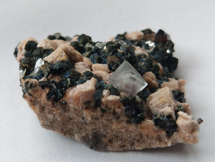 淡绿色八面体萤石和茶色烟水晶共生矿物晶体标本宝石原石原矿,萤石,水晶