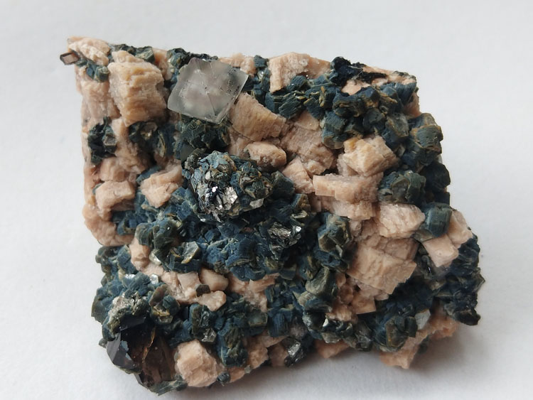 淡绿色八面体萤石和茶色烟水晶共生矿物晶体标本宝石原石原矿,萤石,水晶