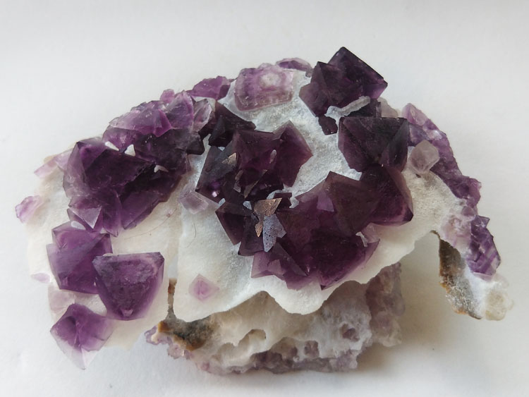 紫红色八面体萤石矿物标本晶体晶簇宝石原石原矿石能量石精品摆件,萤石